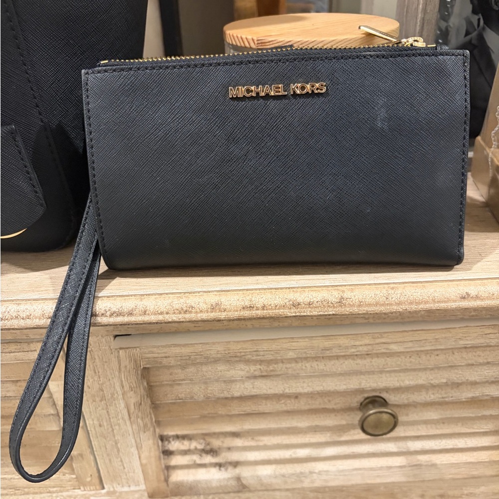 Michael Kors Wallet with Handstrap - Picture 2 of 4